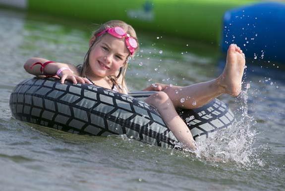 Mädchen in Schwimmband | Ferienresort Bad Bentheim