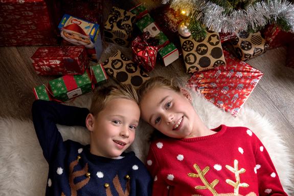 Kinder unter dem Weihnachtsbaum | Ferienresort Bad Bentheim