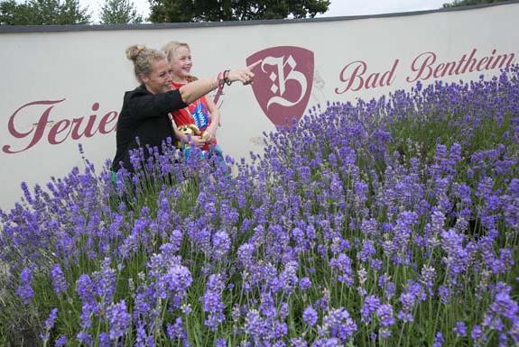 Mutter und Tochter mit Lavendel | Ferienresort Bad Bentheim